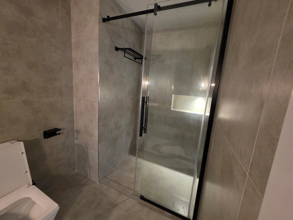 Shower enclosure — Safa 1 villa